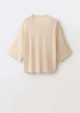 Jersey de punto fino color beige, con cuello redondo y mangas 3/4. Diseño oversize.