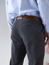 Pantalón de vestir azul marino, de corte slim fit, con bolsillos laterales y traseros.