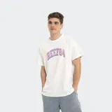 Remera blanca de corte oversize con estampa frontal de la marca Reef en color rosa y celeste.