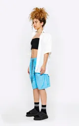 Bermuda celeste de tela towel con elástico y cordón bordado LUXO.