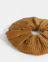 Maxi scrunchie de pelo color marrón chocolate, confeccionado en textil de corderoy.