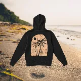 Hoodie negro oversize con capucha y estampado de palmeras y sol en la espalda.