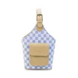 Bolso matero con diseño a cuadros color lila y blanco, con bolsillo frontal color beige y manija superior con hebilla.