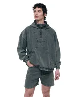Canguro oversize de denim gris lavado, con capucha, cuello alto con cierre metálico, puños elásticos y bolsillo tipo canguro.
