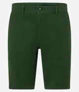 Bermuda masculina de corte slim, confeccionada en sarga lisa color blanco. Cuenta con bolsillos laterales, cierre con botón y cremallera, y trabillas para cinturón.