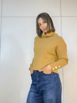 Sweater color camel de tejido de punto con cuello alto y botones decorativos en los puños.