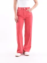 Jean de mezclilla color rojo coral, tiro alto, con corte ancho y pierna recta.