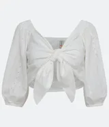 Blusa cropped blanca de laise texturizado, con escote cuadrado, mangas 3/4 abullonadas con puños elásticos y lazo decorativo en el busto.
