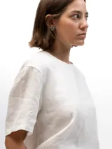 Camisa de lino blanca de mangas cortas y corte holgado.