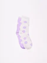 Pack de dos pares de medias de caña media, un par lila con lunares blancos y otro par gris con lunares lilas.