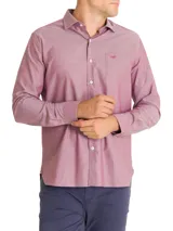 Camisa de vestir color ladrillo, de corte regular, con cuello clásico, manga larga y bolsillo en el pecho con logo bordado.