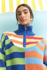 Sweater de algodón con cuello alto con cierre de cremallera y diseño a rayas horizontales multicolor.