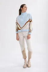 Pantalón de jean color crudo, corte recto, con apliques de gamuza en color beige en la parte inferior de las piernas.