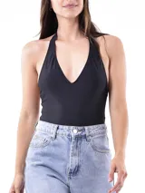 Body negro con escote en V y tirantes finos, diseñado para ajustarse al cuerpo.