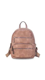 Mochila color rosa de símil cuero con bolsillos frontales con cierre. Tiene asa de mano rígida y correas regulables.