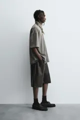 Camiseta color beige de corte holgado, cuello redondo y manga corta.