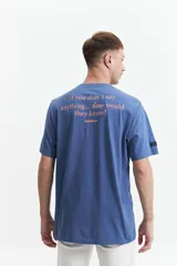 Remera azul de algodón con cuello redondo y estampado con frase en el frente.