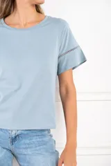 Remera celeste de algodón peinado, con cuello redondo y mangas cortas con detalle de calado.