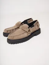 Mocasines de cuero color marrón con detalles metálicos y plataforma de 4 cm.