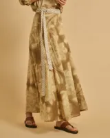 Falda pareo larga color beige con estampado abstracto en tonos marrones y blancos.