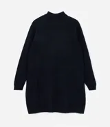 Vestido corto negro de punto ligero, con cuello alto y mangas largas.