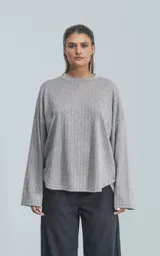 Sweater gris de tejido de punto con textura acanalada, corte holgado y mangas largas.
