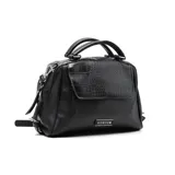 Cartera bandolera negra de cuero sintético con textura croco en la solapa superior. Tiene doble asa corta y correa larga extraíble y ajustable. El logo de la marca está grabado en una placa metálica plateada en el frente.