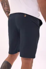 Bermuda de gabardina azul marino, corte recto y largo a la rodilla.