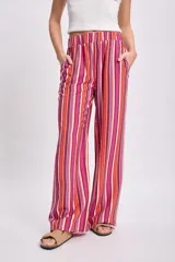 Pantalón de viscosa con rayas verticales en tonos fucsia, naranja y blanco, con cintura elástica y corte palazzo.
