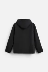 Parka negra de corte regular, confeccionada en tejido técnico acolchado. Tiene cuello alto con capucha ajustable, mangas largas con puños ajustables, bolsillos con solapa en la cadera y un bolsillo interior. El cierre frontal es con cremallera oculta por solapa con botones a presión.