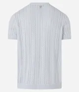 Remera blanca de algodón con textura de punto en líneas verticales, cuello redondo y mangas cortas.