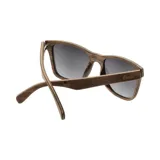 Lentes de sol con marco cuadrado de madera color marrón claro y lentes negros.