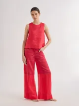 Musculosa de lino color crudo, de corte recto y escote redondo, con pespuntes a contratono y cierre metálico a la vista en la espalda.
