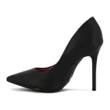 Zapato de tacón alto Vizzano, color blanco, con punta fina y tacón de aguja. Presenta un pequeño logo metálico en el lateral exterior.