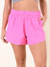 Short deportivo fucsia con cintura elástica y bolsillos laterales.