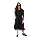 Vestido blanco tipo camisa con botones frontales y manga ¾, incluye cinturón para ajustar a la cintura.