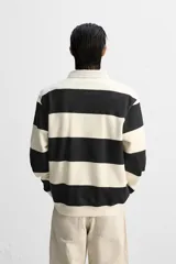 Sudadera tipo polo con cuello clásico, manga larga y diseño a rayas horizontales en color verde oscuro y crudo.