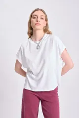 Camiseta blanca de algodón con corte holgado y mangas cortas tipo sisa.