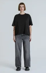 Pantalón de denim negro con lavado clásico, cinco bolsillos y corte wide leg. Confeccionado con energías renovables en Argentina.