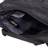 Bolso bandolera unisex color azul marino, con logo de Caterpillar en el frente y múltiples correas horizontales. Tiene correa de hombro ajustable y desmontable, bolsillo acolchado para tablet y bolsillo frontal con solapa y cierre de velcro.