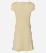 Vestido negro de punto Roma, corto, con escote redondo y mangas cortas. Presenta recortes en el talle que definen la silueta ajustada en el torso y falda acampanada.