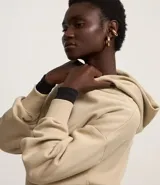 Buzo negro de algodón con forro de polar, cuello con capucha y mangas largas.