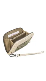 Billetera mediana de símil cuero color rosa, combinada con telar de colores amarillo, rosa y negro. Tiene compartimento interior con tarjeteros y cierre interior, monedero con cierre alrededor y correa de mano desmontable.