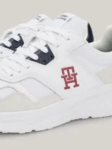 Zapatillas de running Tommy Hilfiger Modern, color blanco con detalles en azul marino y rojo. Confeccionadas en gamuza con interior de poliéster reciclado, plantilla extraíble de poliuretano y suela de EVA.