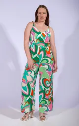 Mono largo con estampado abstracto en tonos verde, naranja, rosa y blanco. Tiene breteles finos con detalle de cadena dorada.