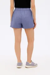 Short blanco de viscosa con bordado tipo broderie, de calce alto y holgado.