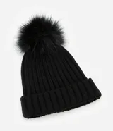 Gorro de lana negro con pompón de piel sintética en la parte superior y diseño de punto acanalado.