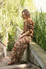 Falda larga de algodón estampado con corte irregular y cierre invisible en el costado.