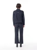 Jean negro con apliques de tachas, corte mid rise y pierna recta, diseñado para un calce perfecto.