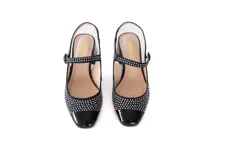Zapato de fiesta negro con detalles de strass, capellada de nobuk y punta de charol.